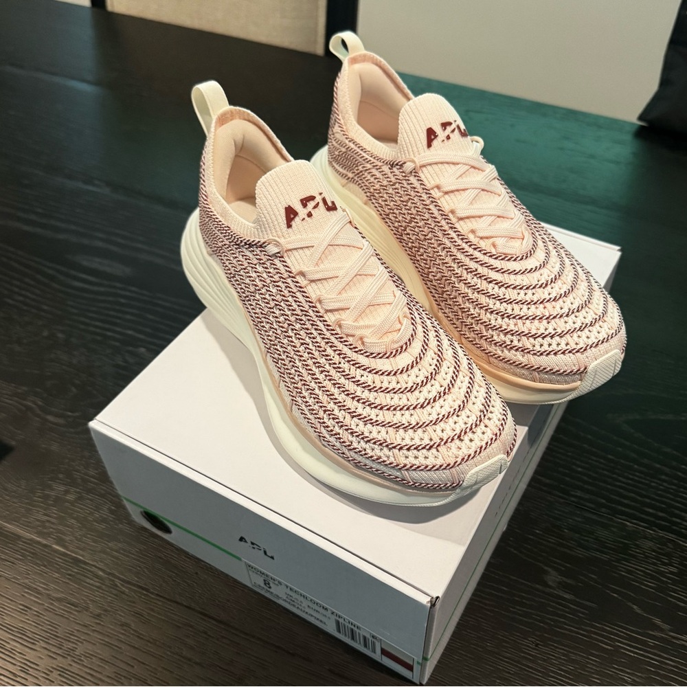 NWT APL Zipline creme/bordeaux/pixel size 8 women’s